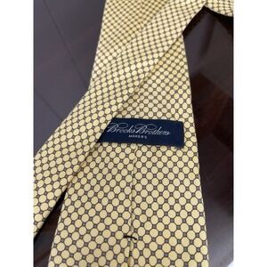 Brooks Brothers Makers Classic Tie Yellow Blue Geometric Silk Made USA ‎ Necktie